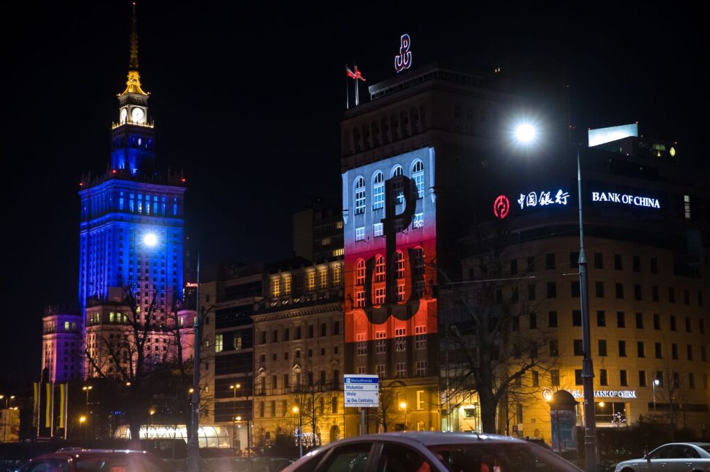 Znak Polski Walczącej na budynku PAST-y. Fot. Sławomir Kasper (IPN)