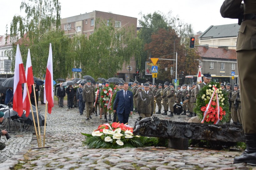 Ofiary ?operacji polskiej? NKWD z lat 1937-1938 upamiętnione przy pomniku Poległym i Pomordowanym na Wschodzie - Instytut Historyczny NN im. Andrzeja Ostoja Owsianego